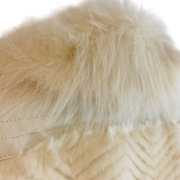 💛 GUESS XS Cream Gold Faux-Fur Sleeveless Vest💛 - Picture 5 of 6